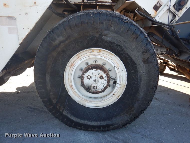 image for item DP0439 1999 Roadtec SB2500B  shuttle buggy material transfer vehicle