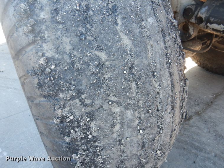 image for item DP0439 1999 Roadtec SB2500B  shuttle buggy material transfer vehicle