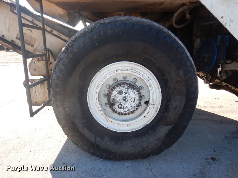 image for item DP0439 1999 Roadtec SB2500B  shuttle buggy material transfer vehicle