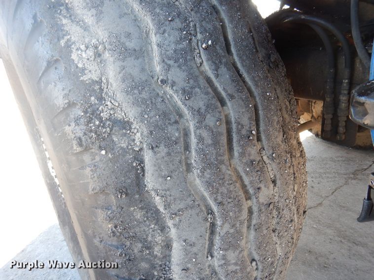 image for item DP0439 1999 Roadtec SB2500B  shuttle buggy material transfer vehicle