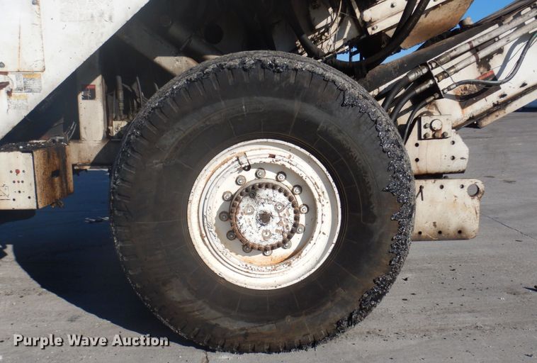 image for item DP0439 1999 Roadtec SB2500B  shuttle buggy material transfer vehicle