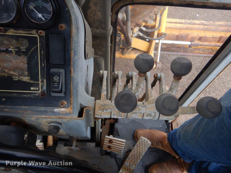 image for item DP8592 1995 Champion 720A  motor grader