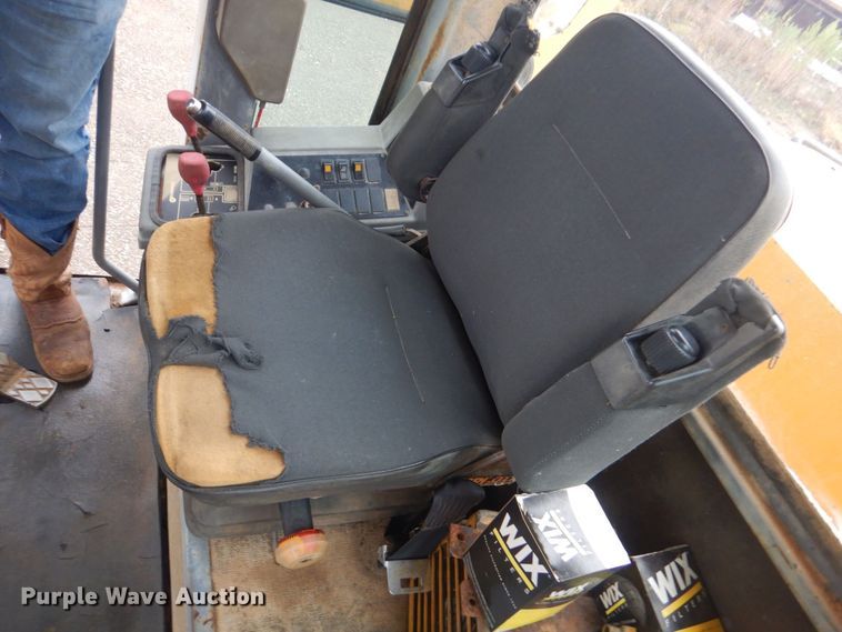 image for item DP8592 1995 Champion 720A  motor grader