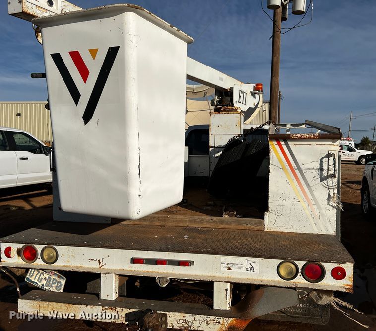 image for item DQ1889 2000 Ford F350 Super Duty  bucket truck