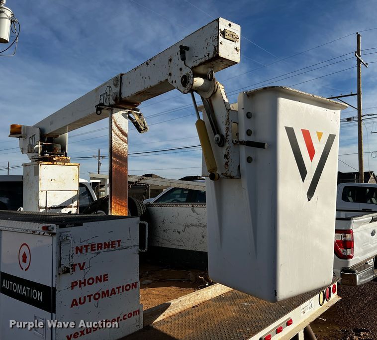 image for item DQ1889 2000 Ford F350 Super Duty  bucket truck