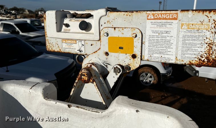 image for item DQ1889 2000 Ford F350 Super Duty  bucket truck