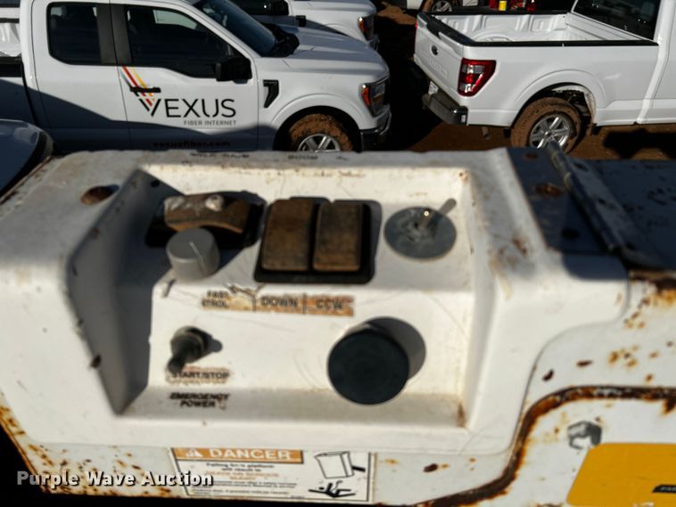 image for item DQ1889 2000 Ford F350 Super Duty  bucket truck