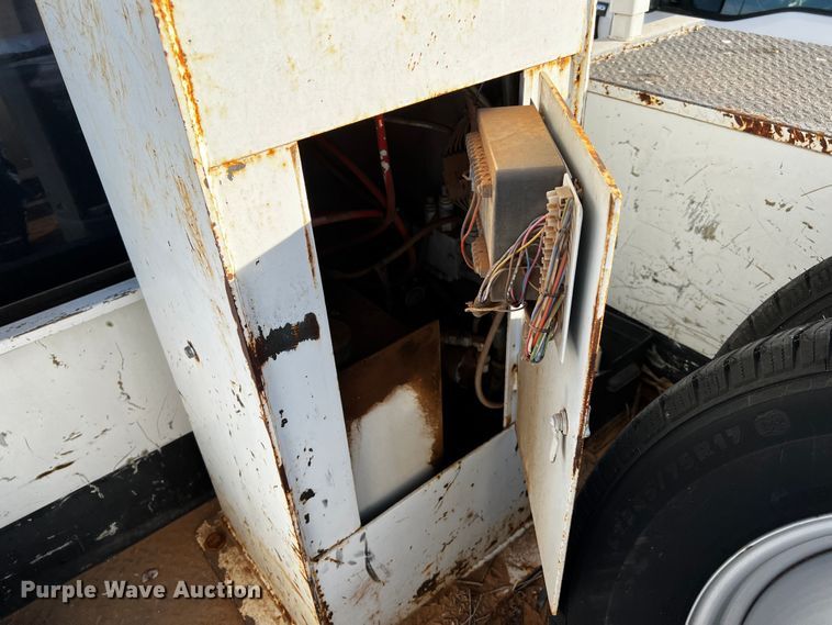 image for item DQ1889 2000 Ford F350 Super Duty  bucket truck