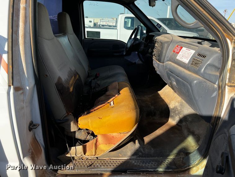 image for item DQ1889 2000 Ford F350 Super Duty  bucket truck