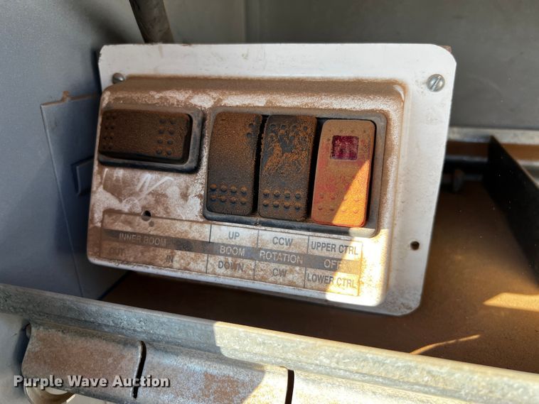 image for item DQ1889 2000 Ford F350 Super Duty  bucket truck