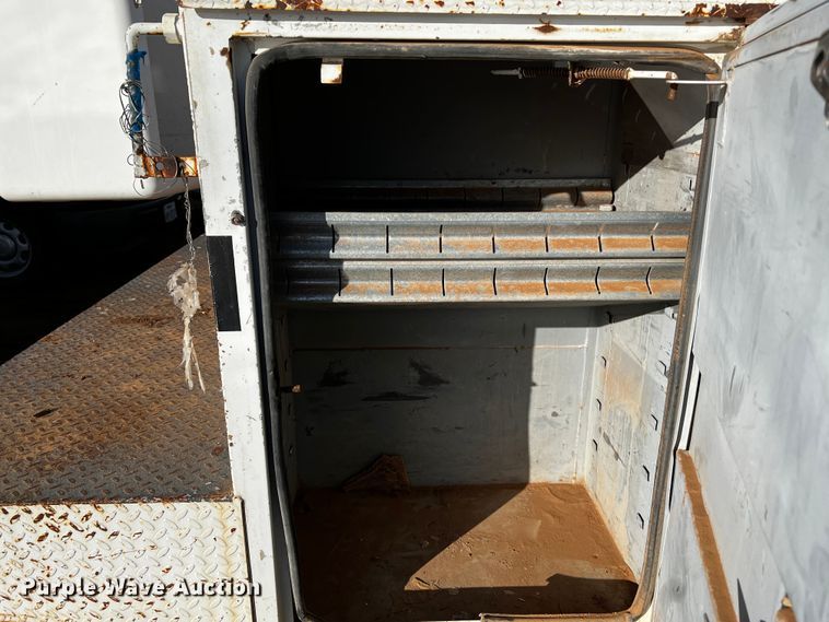 image for item DQ1889 2000 Ford F350 Super Duty  bucket truck