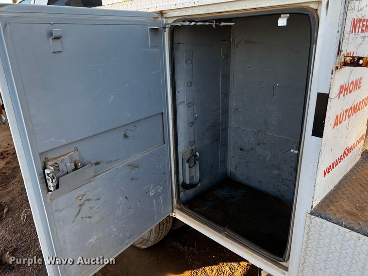 image for item DQ1889 2000 Ford F350 Super Duty  bucket truck