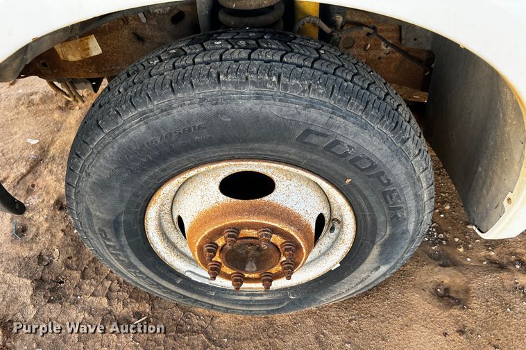 image for item DQ1889 2000 Ford F350 Super Duty  bucket truck