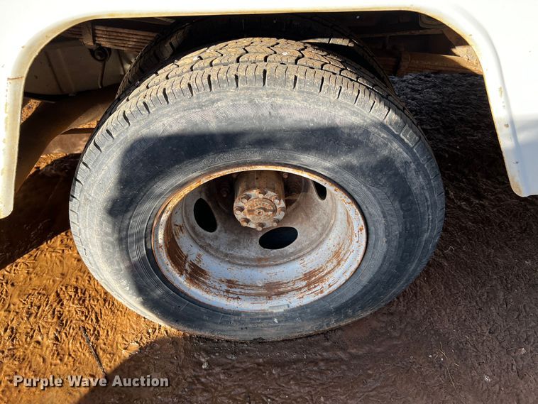 image for item DQ1889 2000 Ford F350 Super Duty  bucket truck