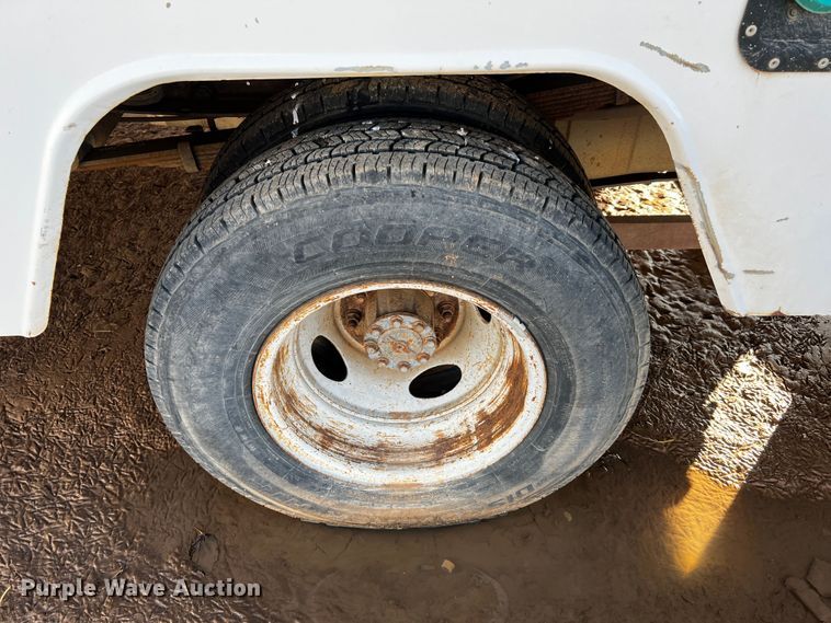 image for item DQ1889 2000 Ford F350 Super Duty  bucket truck