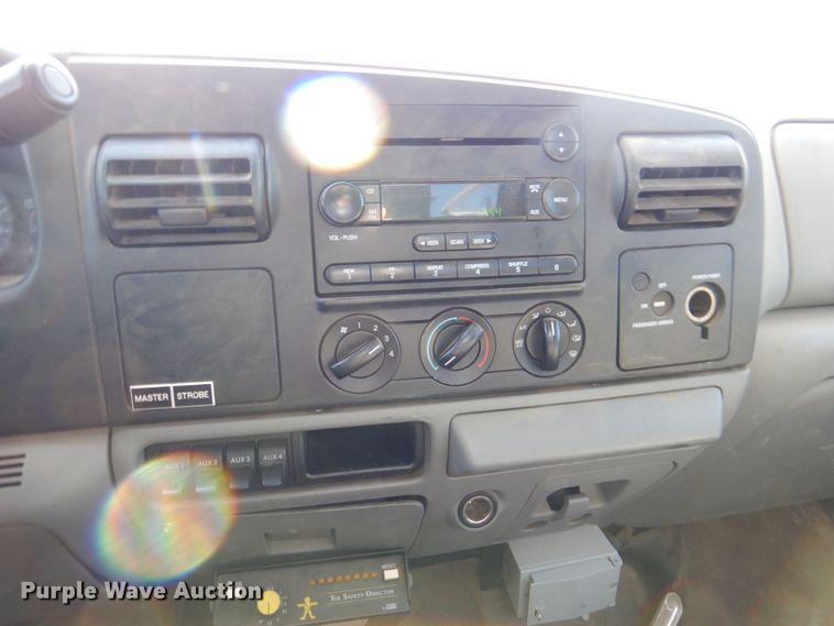 image for item DQ1902 2007 Ford F450 Super Duty XLT  bucket truck