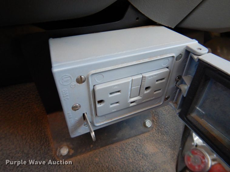 image for item DQ1902 2007 Ford F450 Super Duty XLT  bucket truck