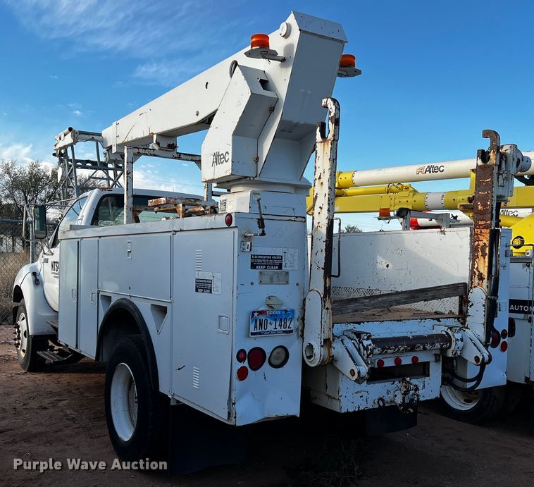 image for item DQ1903 2000 Ford F650 Super Duty  bucket truck