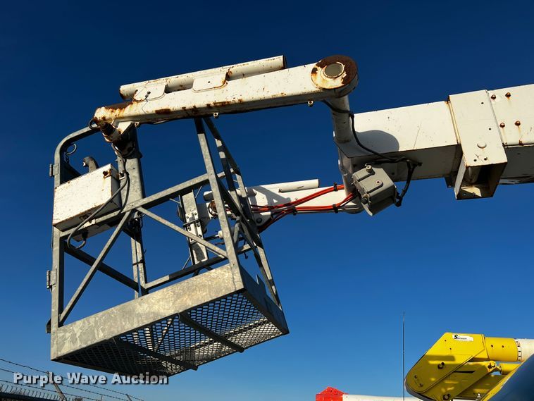 image for item DQ1903 2000 Ford F650 Super Duty  bucket truck