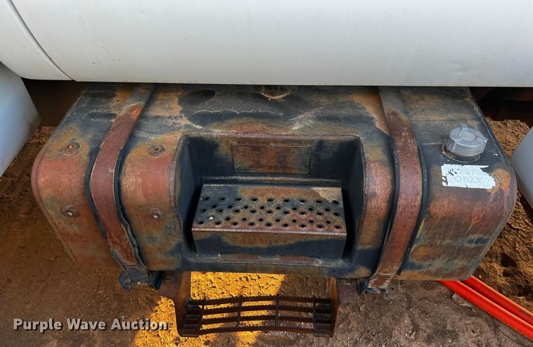 image for item DQ1903 2000 Ford F650 Super Duty  bucket truck