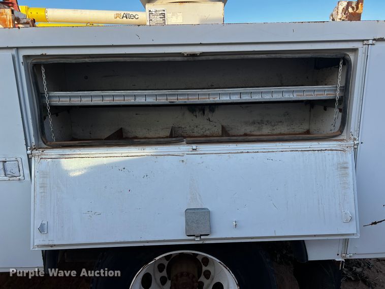 image for item DQ1903 2000 Ford F650 Super Duty  bucket truck