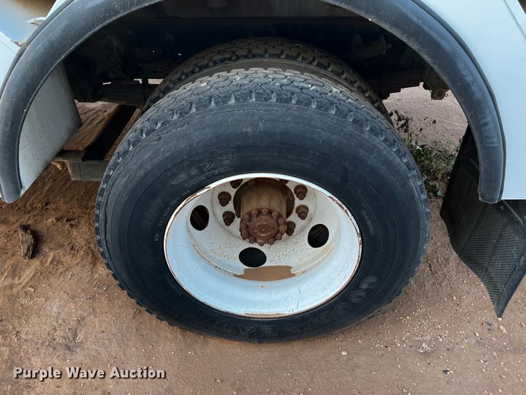 image for item DQ1903 2000 Ford F650 Super Duty  bucket truck