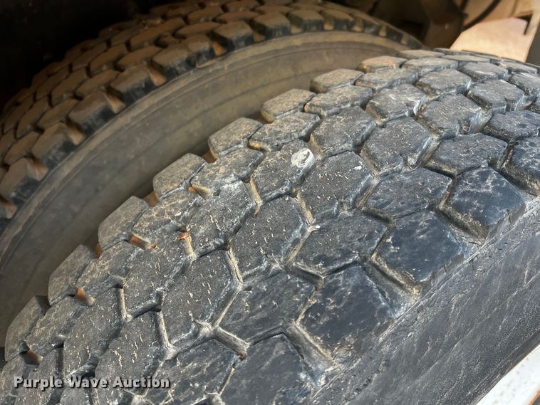 image for item DQ1903 2000 Ford F650 Super Duty  bucket truck