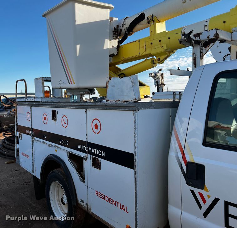 image for item DQ1904 2001 Ford F550 Super Duty  bucket truck