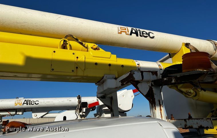 image for item DQ1904 2001 Ford F550 Super Duty  bucket truck