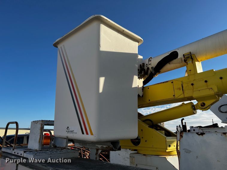 image for item DQ1904 2001 Ford F550 Super Duty  bucket truck