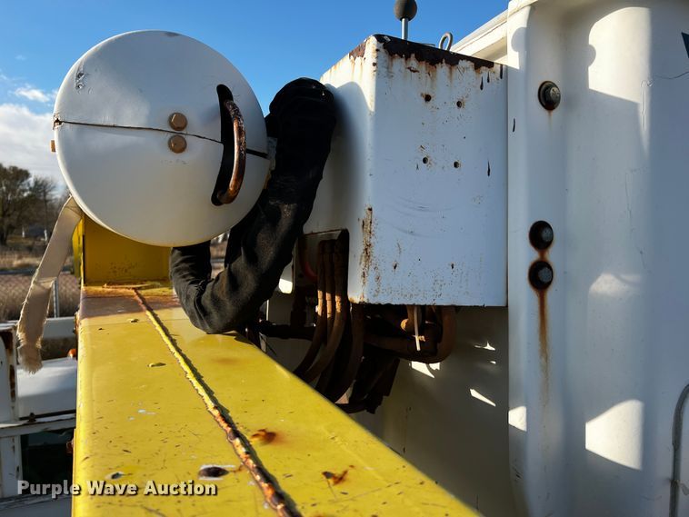 image for item DQ1904 2001 Ford F550 Super Duty  bucket truck