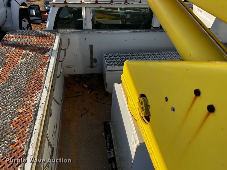 image for item DQ1904 2001 Ford F550 Super Duty  bucket truck