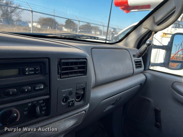 image for item DQ1904 2001 Ford F550 Super Duty  bucket truck