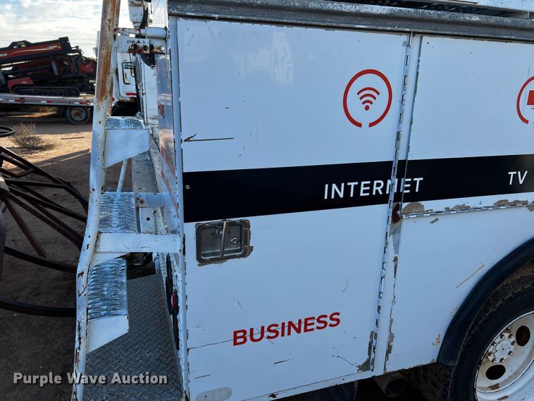 image for item DQ1904 2001 Ford F550 Super Duty  bucket truck