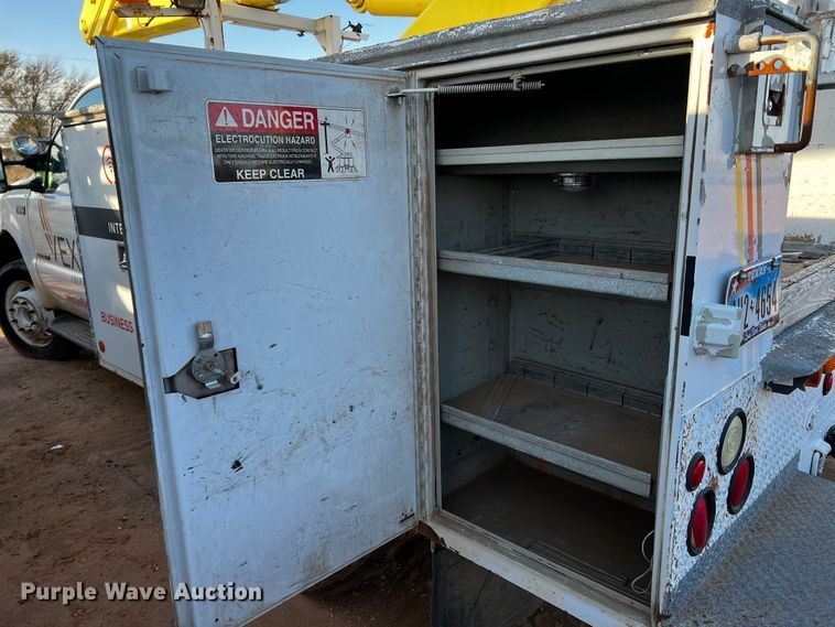 image for item DQ1904 2001 Ford F550 Super Duty  bucket truck