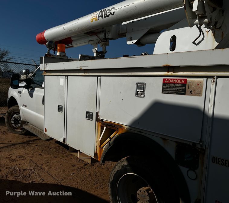 image for item DQ1905 2004 Ford F550 Super Duty  bucket truck