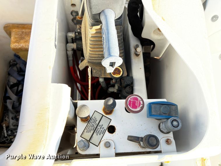 image for item DQ1905 2004 Ford F550 Super Duty  bucket truck