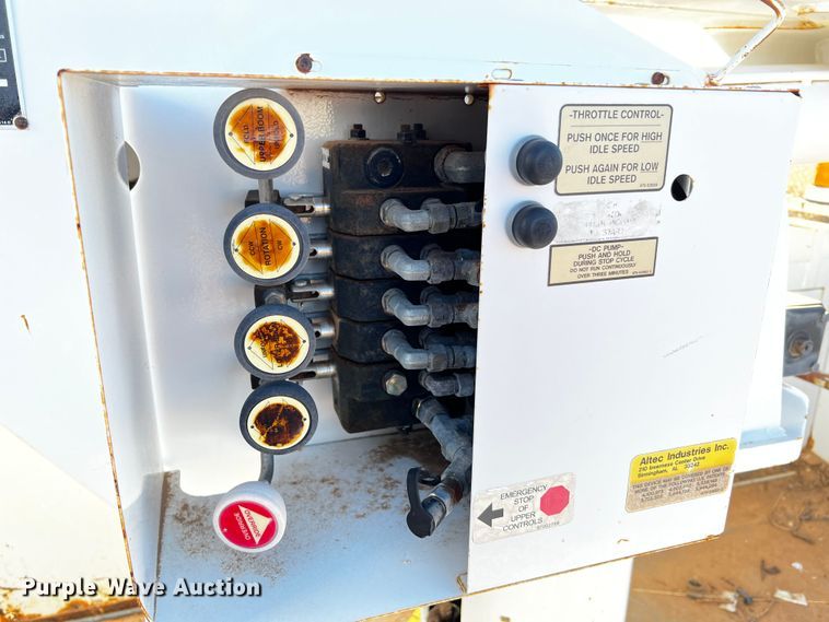 image for item DQ1905 2004 Ford F550 Super Duty  bucket truck