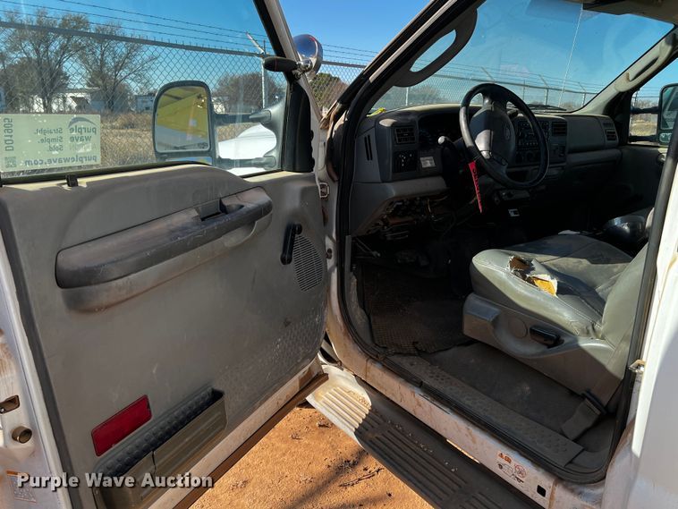 image for item DQ1905 2004 Ford F550 Super Duty  bucket truck