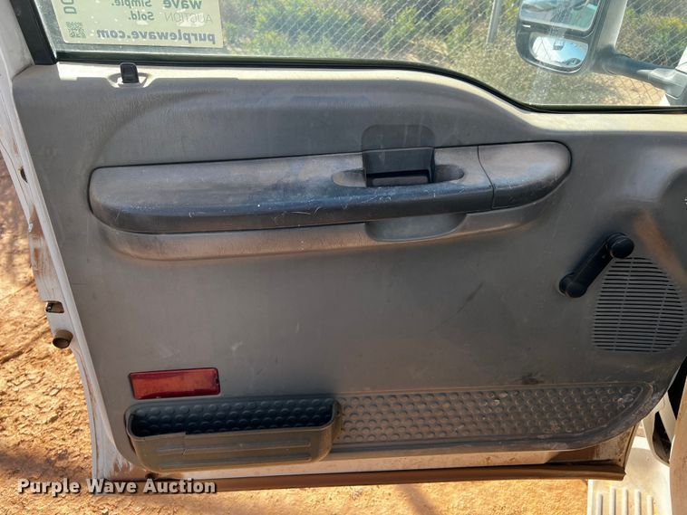 image for item DQ1905 2004 Ford F550 Super Duty  bucket truck