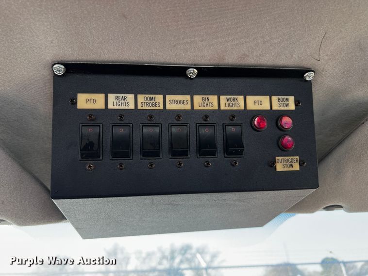 image for item DQ1905 2004 Ford F550 Super Duty  bucket truck