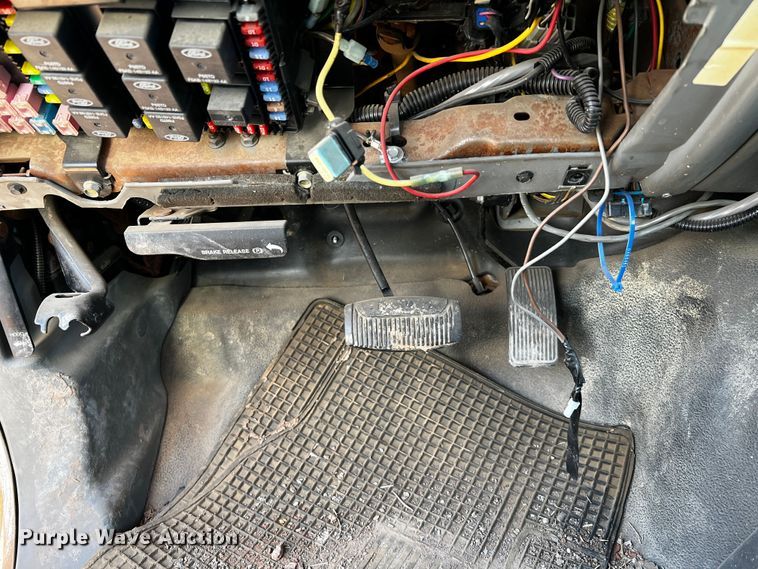 image for item DQ1905 2004 Ford F550 Super Duty  bucket truck