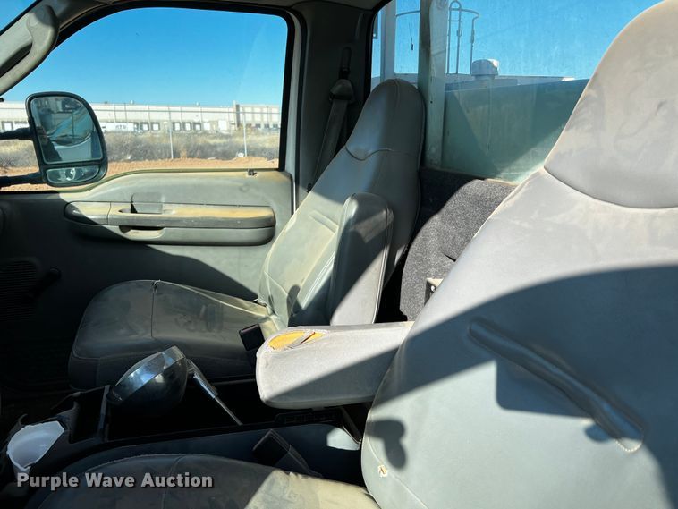 image for item DQ1905 2004 Ford F550 Super Duty  bucket truck