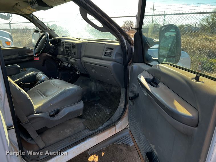image for item DQ1905 2004 Ford F550 Super Duty  bucket truck
