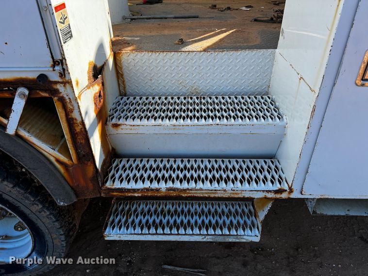 image for item DQ1905 2004 Ford F550 Super Duty  bucket truck