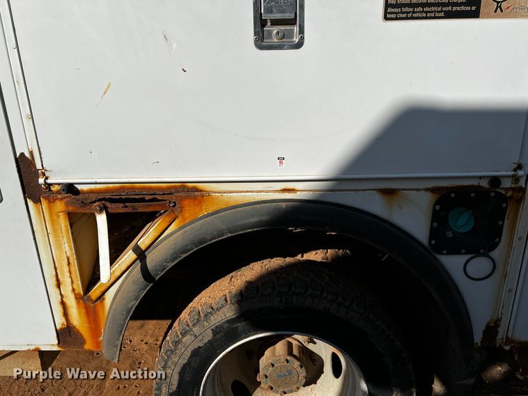 image for item DQ1905 2004 Ford F550 Super Duty  bucket truck