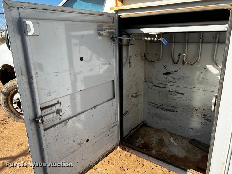 image for item DQ1905 2004 Ford F550 Super Duty  bucket truck