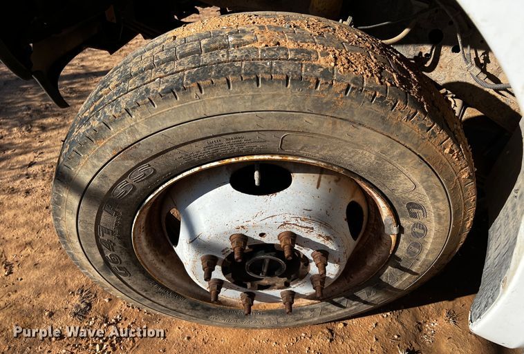 image for item DQ1905 2004 Ford F550 Super Duty  bucket truck