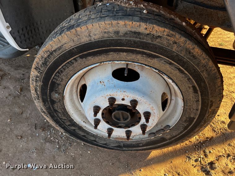 image for item DQ1905 2004 Ford F550 Super Duty  bucket truck