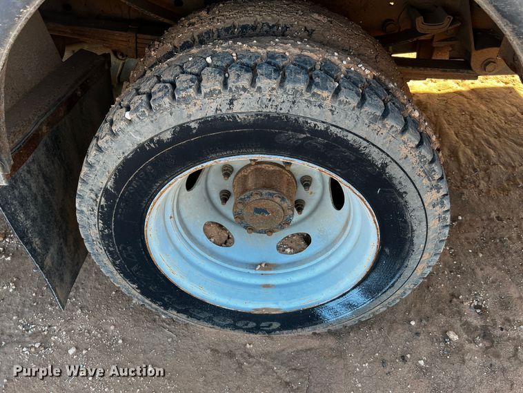 image for item DQ1905 2004 Ford F550 Super Duty  bucket truck